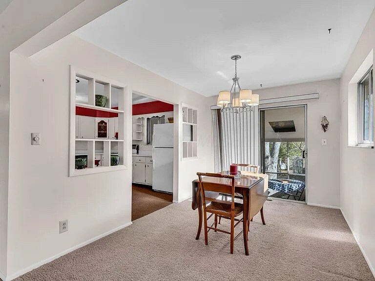 Building Photo - 300 Brookhaven Dr E