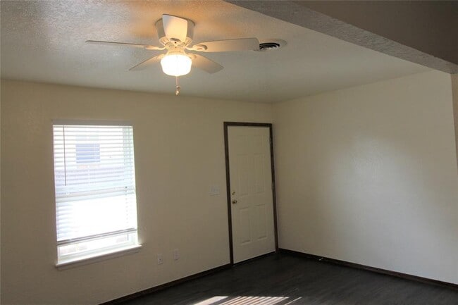 Building Photo - 1901 E Lindsey St