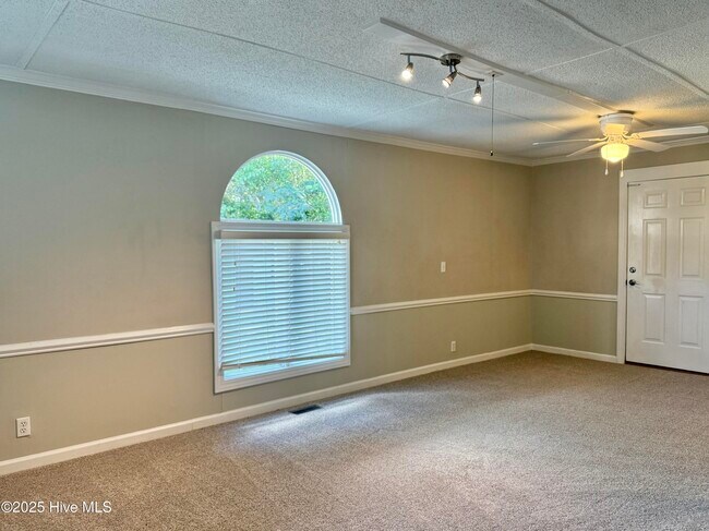 Building Photo - 103 Amber Ln