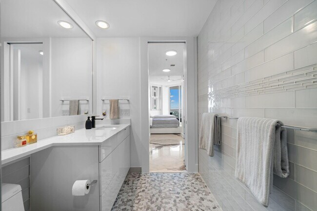 Building Photo - 347 N New River Dr E