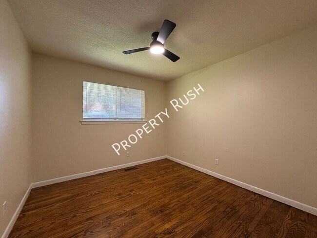 Building Photo - 1017 N Larchmont Dr