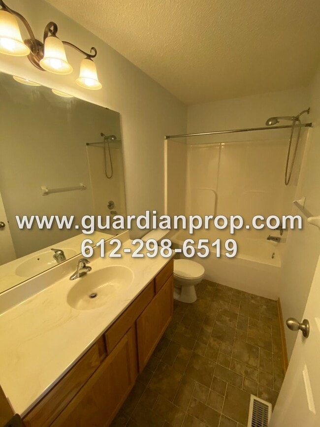 Building Photo - Huge End Unit Townhouse for November 1, Op...