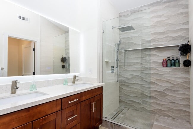 Building Photo - 1 Passage Ln