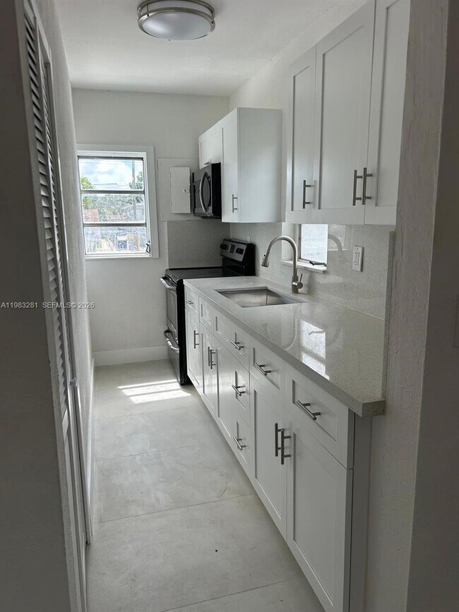 Building Photo - 2908 NW 14th Ct