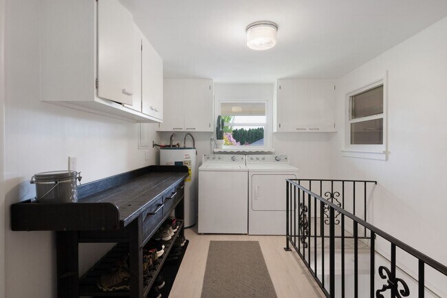 Building Photo - Immaculate and Updated Throughout- Quiet d...