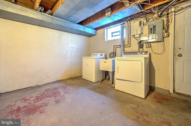 Building Photo - 539 E Basin St