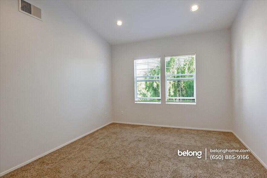 Building Photo - 292 Wildrose Common