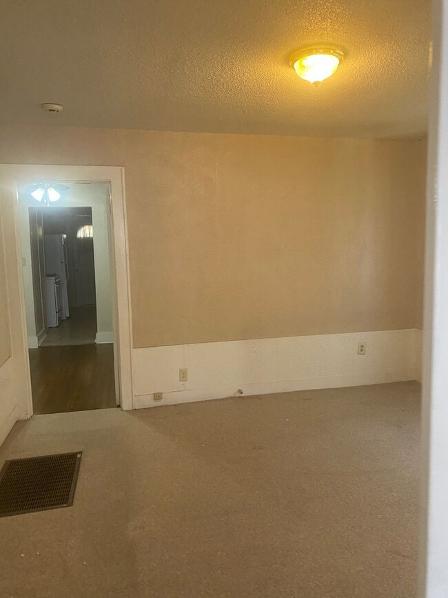 Building Photo - 2 bed 1 bath for lease near downtown