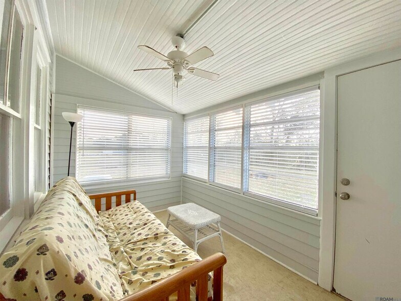 Building Photo - 14039 Young Rd