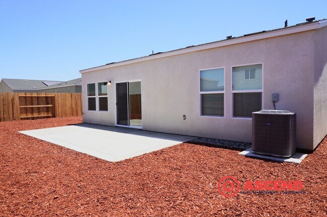 Building Photo - Spacious 4 Bed/2 Bath Brand New Build! in Bakersfield's Desirable 93311 Area — Solar, Garage & Fu...