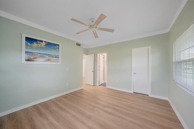 Building Photo - 5865 Tidewood Ave