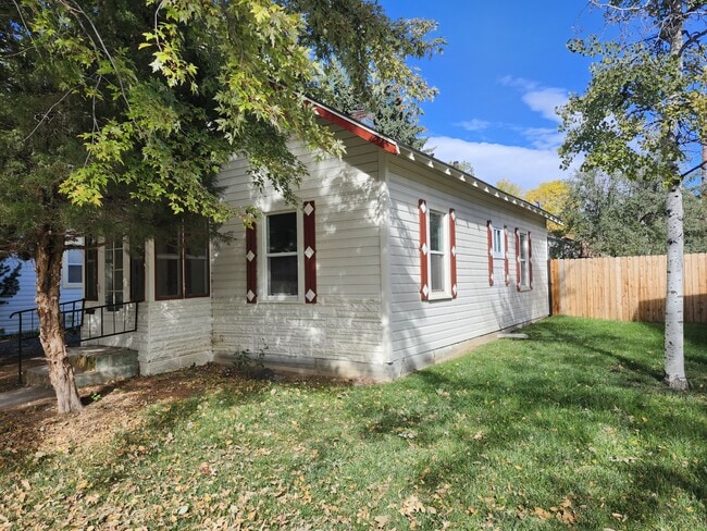 Building Photo - 533 E 11th St