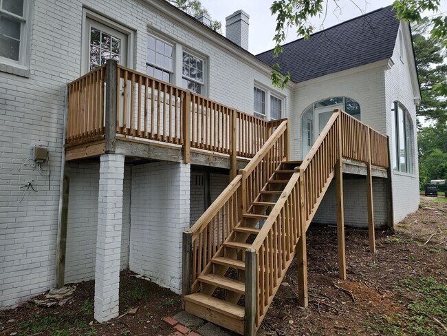 Building Photo - Completely Remodeled Cottage style home fo...