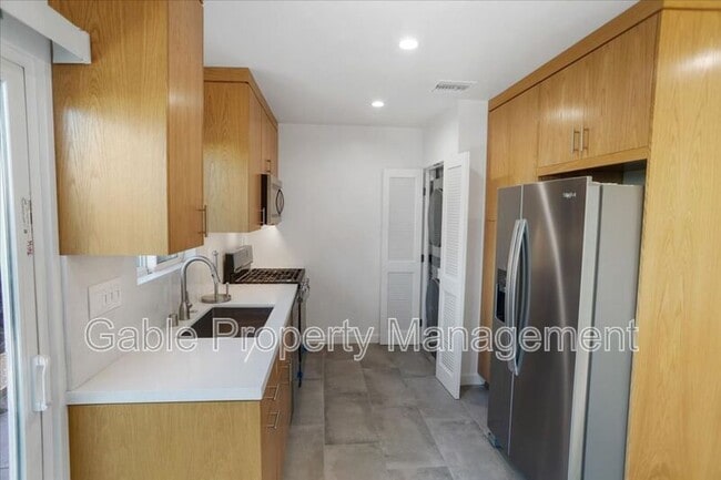 Building Photo - 9428 1/2 Crebs Ave