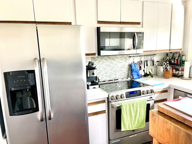 Side-by-side refrigerator with water filter - 250 Vista Montana Way