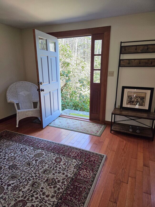 Building Photo - 43 Casalis Rd