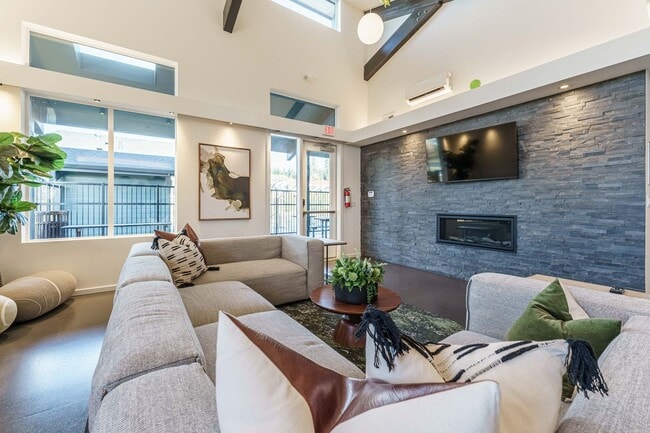 Building Photo - Charming 3-Bedroom, with Office and 2 Bath...
