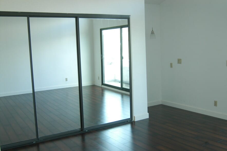 Building Photo - 1425 Columbia Dr