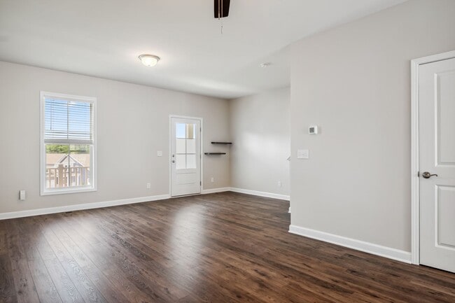 Building Photo - 3 bed/ 3 1/2 bath.  Dog Friendly.