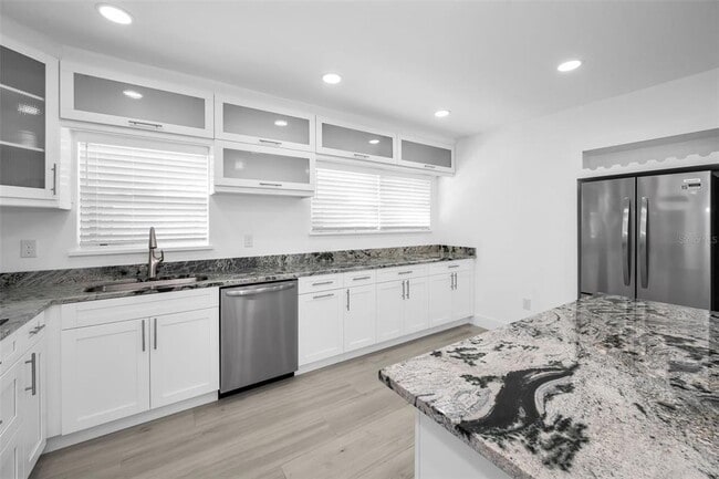 Building Photo - 14125 N Bayshore Dr
