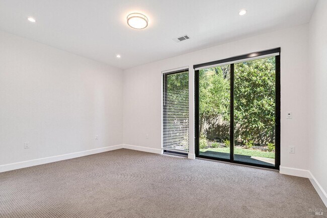 Building Photo - 1560 Laurel St