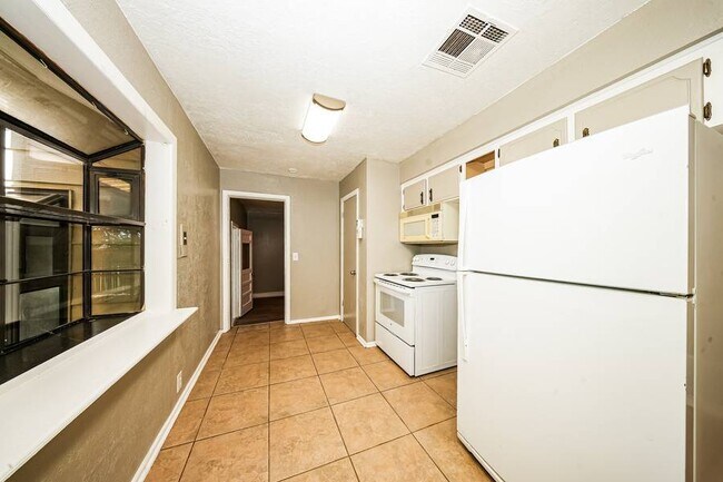 Building Photo - 4225 SE Elmhurst Ln