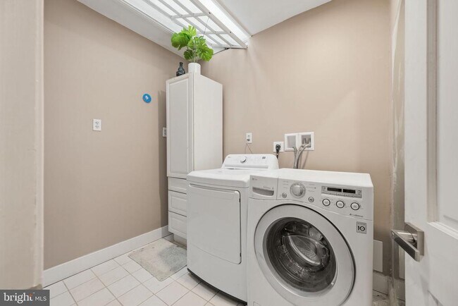 Building Photo - 1419 Wisconsin Ave NW