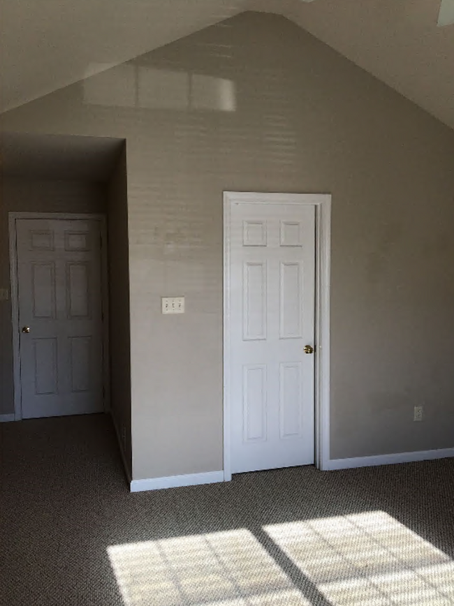 Building Photo - Spacious 3-Bedroom Townhome with Garage - ...