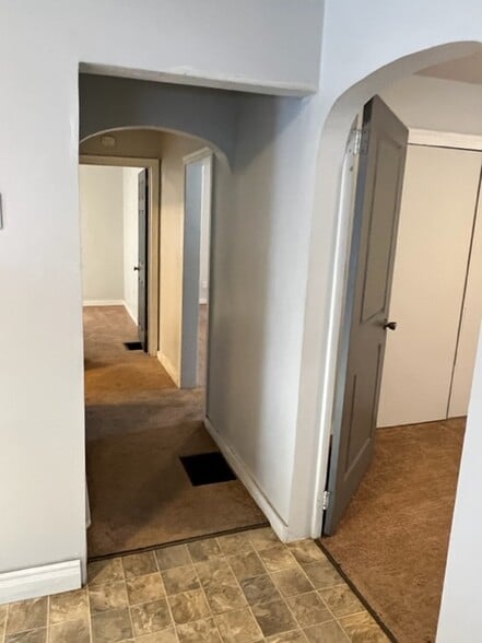 Building Photo - 742 Pony Farm Road