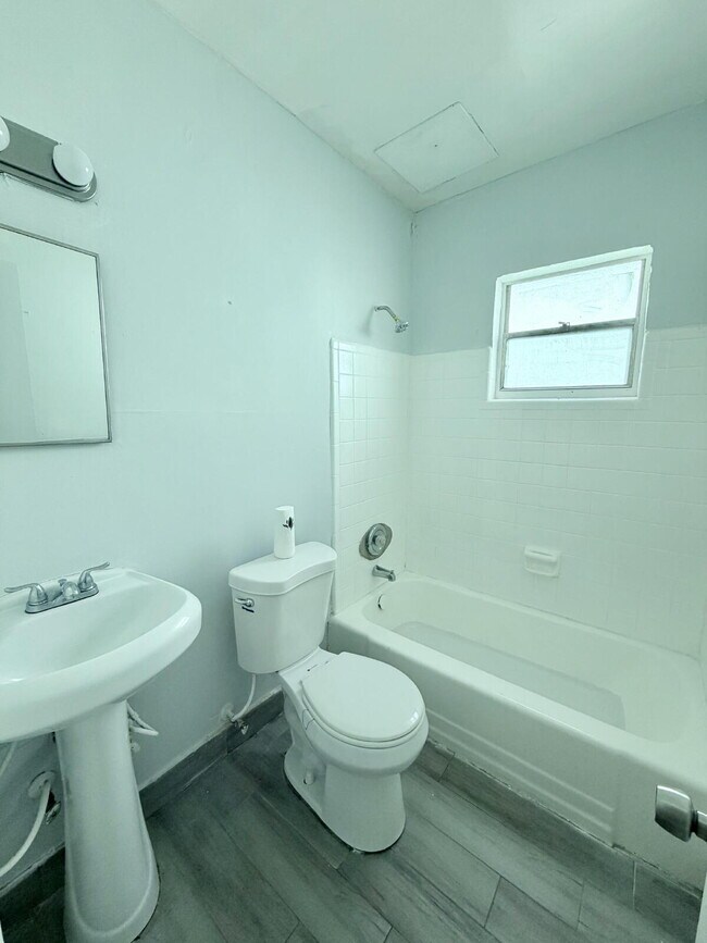 Building Photo - "Charming 2-Bed Oasis in West Palm Beach"