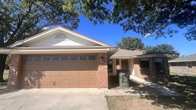 Primary Photo - Three Bedroom Cozy Home Recently Remodeled!