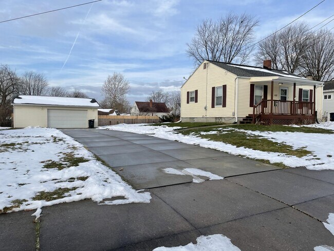 Building Photo - 402 Brewer Ave