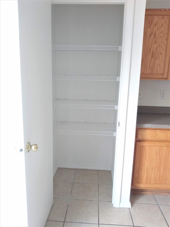 Building Photo - 3BR, 2.5BA, 2CG