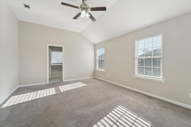 Building Photo - AVAILABLE NOW! (Pet Friendly)