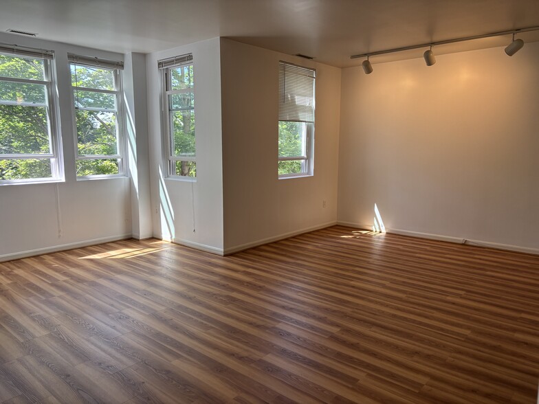 Building Photo - 218 Thorndike St