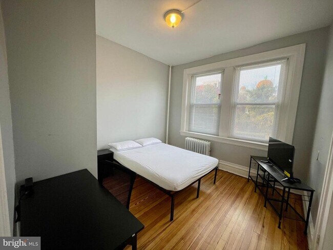 Building Photo - 307 Dolphin St