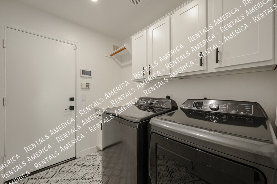 Building Photo - 4812 E Aire Libre Ave