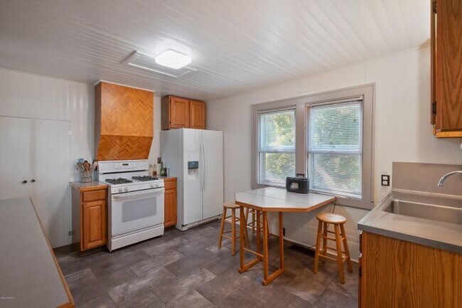 Building Photo - Classic West-side 3 Bedroom
