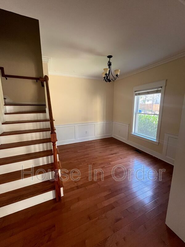 Building Photo - 129 Aurora Dr