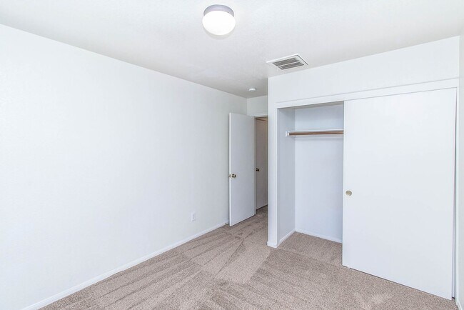 Building Photo - BEAUTIFUL SINGLE-STORY HOME LOCATED IN LAS...