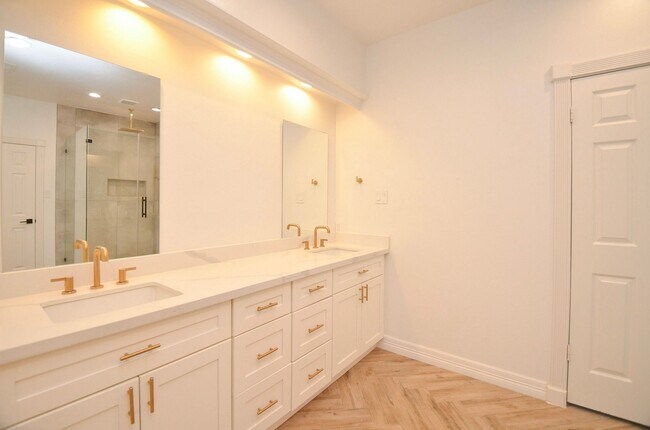 Building Photo - 9655 Longmont Dr