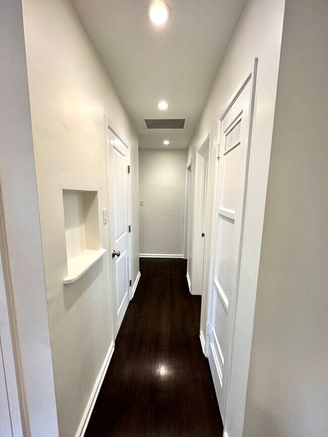 Building Photo - Fabulous 3 bedroom 1 bathroom updated home