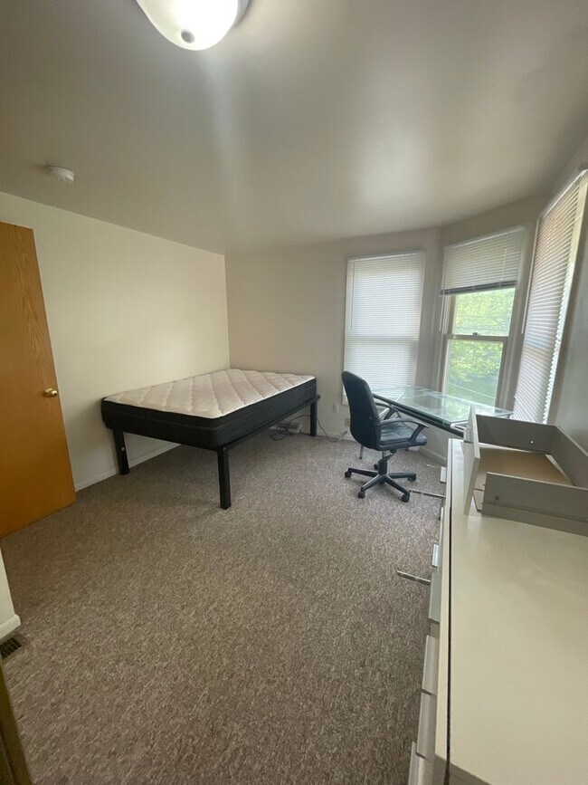 Building Photo - 926 Sylvan Ave