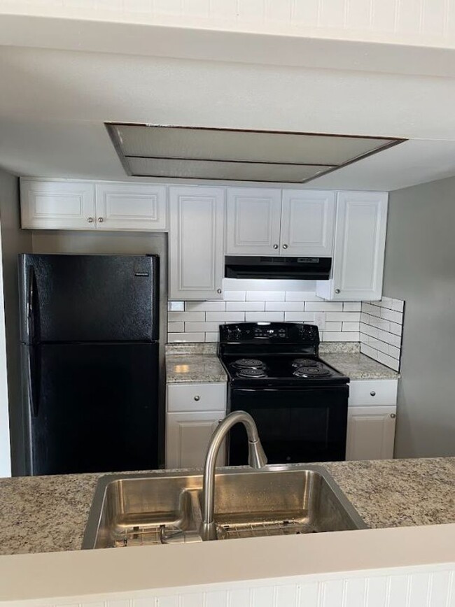Building Photo - Renovated townhome! 3 beds, 2 baths, best ...
