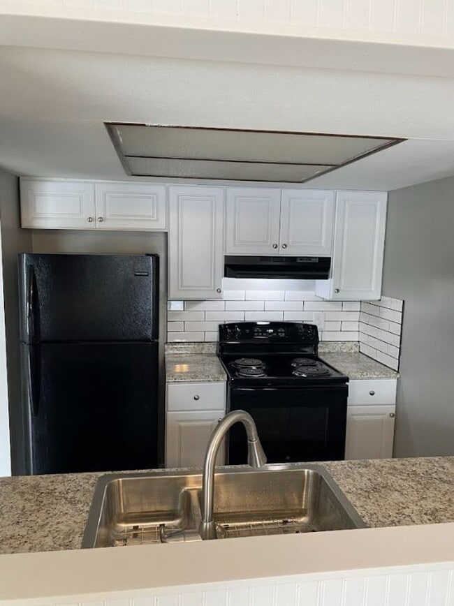 Building Photo - Renovated townhome! 3 beds, 2 baths, with ...
