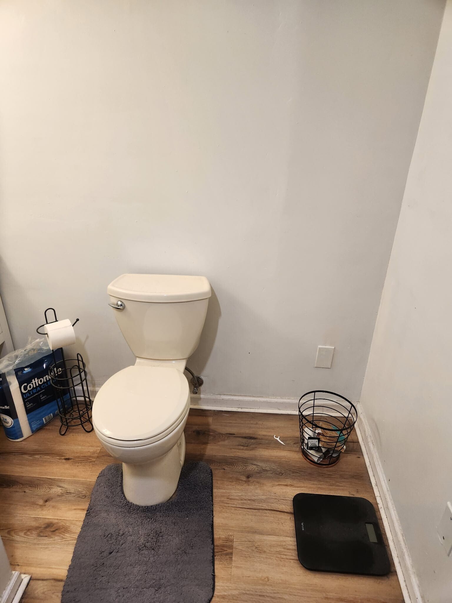View inside bathroom - 2116 Thaler Ave