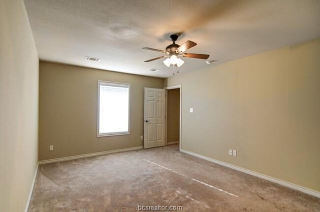 Building Photo - Available August 2026! Beautiful 5 Bed/4 B...