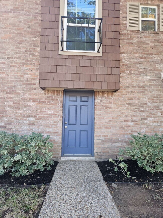 Building Photo - Fully Remodeled 3 Bed Home Near Galleria & Memorial Park - Utilities Included