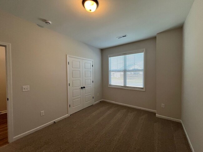 Building Photo - Discover this modern townhouse in Winnabow, NC,