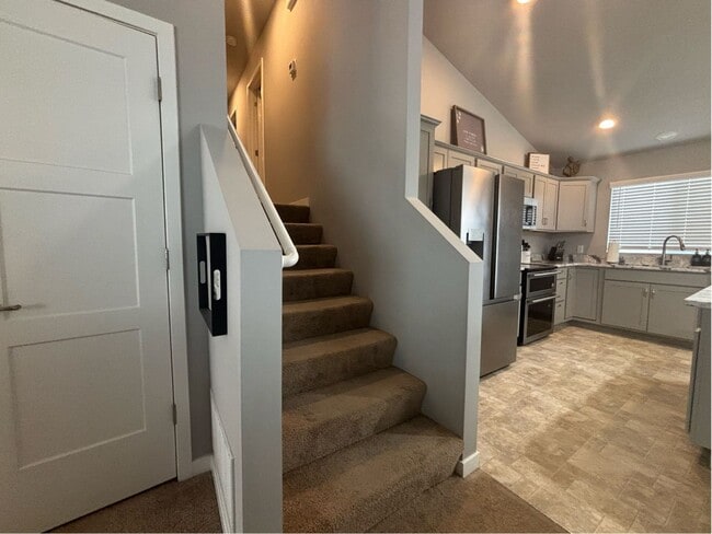 Building Photo - Beautiful Split-Level in BENNINGTON